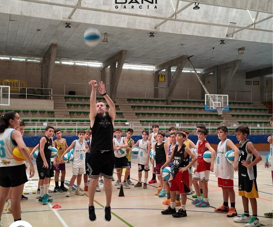 Jordi Ventura fent una demostració de tir davant d'un grup de jugadors