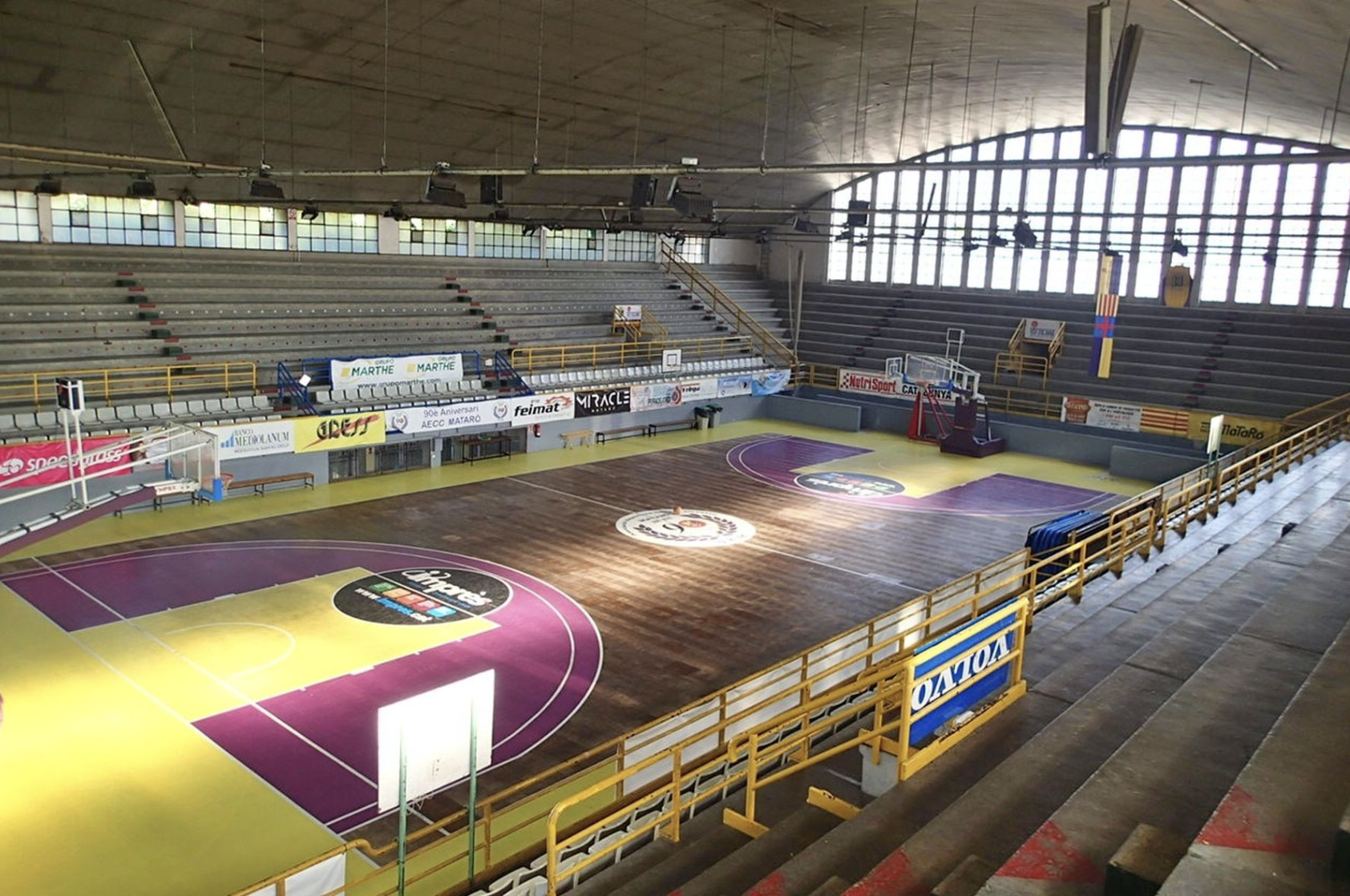 Vista general de la pista i les grades del Palau Josep Mora