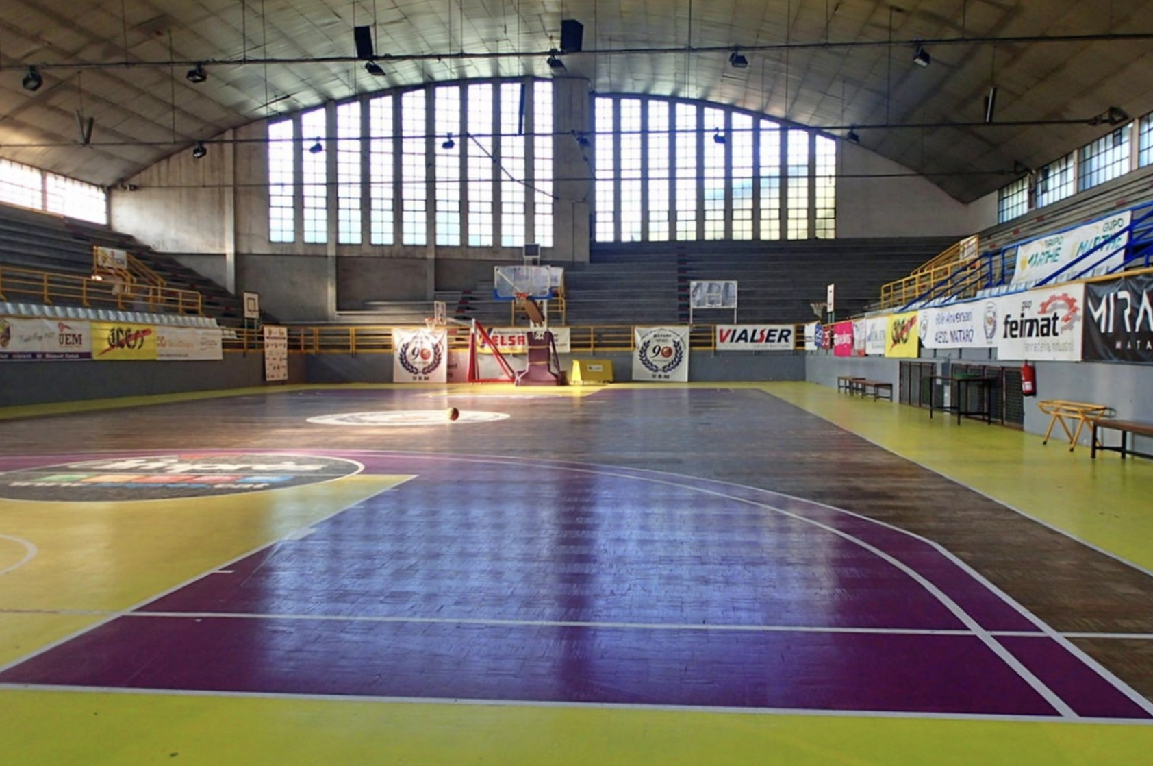 La pista del Palau Josep Mora des del fons