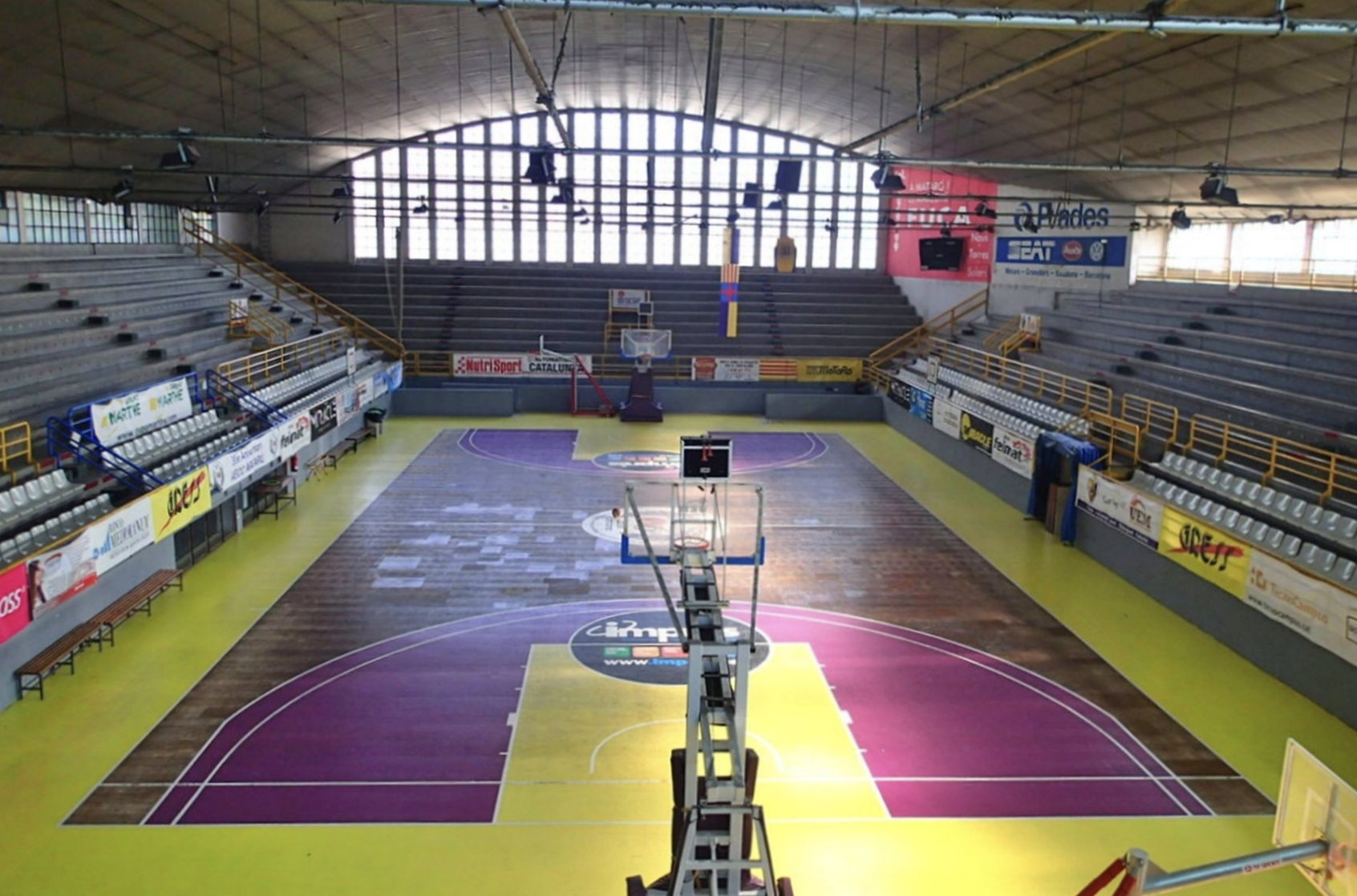 Cistella i pista del Palau d'Esports Josep Mora